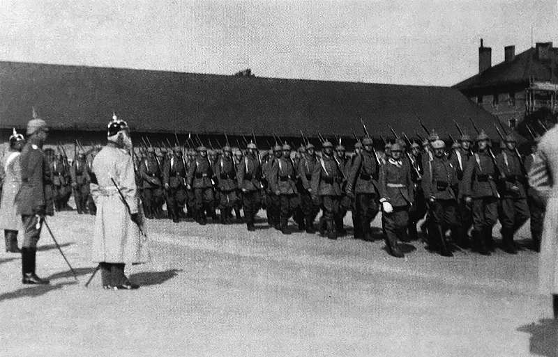 At the end of his basic military training, Adolf Hitler swears allegeance before Bavarian king Ludwig III. Pictured is the List regiment parading in front of the king in Munich's Türkenkaserne